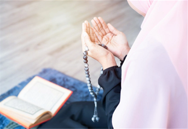 Ilustrasi wanita yang bersholawat nabi setelah melaksanakan ibadah shalat wajib. https://www.freepik.com/