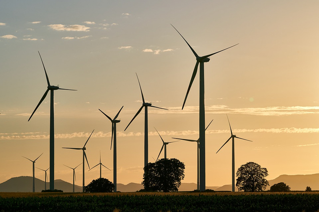 Ilustrasi energi listrik yang dihasilkan dari turbin angin. Foto: Pixabay