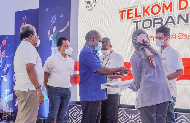 Ketua Harian PB-PON Yunus Wonda (tengah) bersama Direktur Network & IT Solution Telkom Herlan Wijanarko (paling kiri), Direktur Enterprise & Business Service Telkom Edi Witjara (kedua dari kiri) dalam acara Rehearsal Test Kesiapan Telkom melayani komunikasi dan menjamin tersedianya jaringan internet yang stabil selama PON XX Papua 2021 di Jayapura, Kamis (2/9).