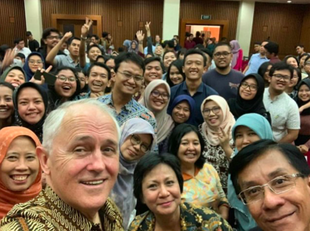 Mantan PM Australia Malcolm Turnbull melakukan wefie dengan sivitas akademika Universitas Indonesia. (Instagram Story @turnbullmalcolm)