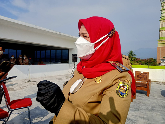 Wali Kota Bandar Lampung Eva Dwiana saat diwawancarai awak media | Foto : Sidik Aryono/Lampung Geh