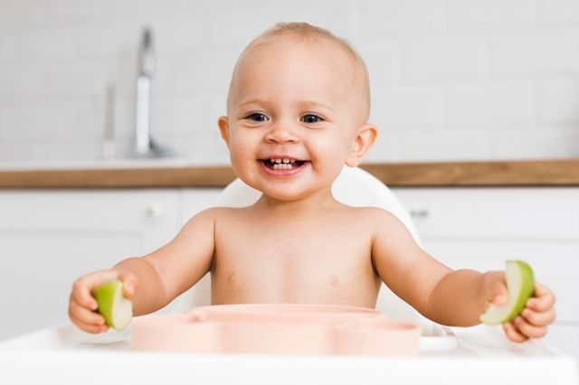 Ilustrasi bayi laki-laki yang mulai tumbuh gigi. Foto: Freepik