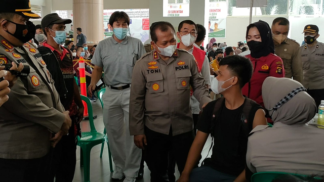 Kapolda Sumsel yang baru, Irjen Pol Toni Harmanto memantau langsung proses vaksinasi di Palembang. Foto: Istimewa