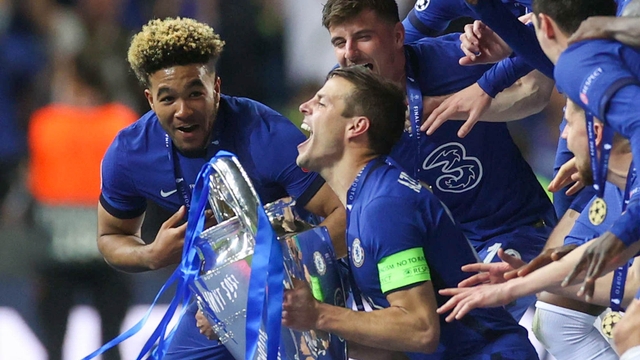 Cesar Azpilicueta dari Chelsea merayakan dengan trofi dan rekan setimnya setelah memenangkan Champions League. Foto: Pool via REUTERS