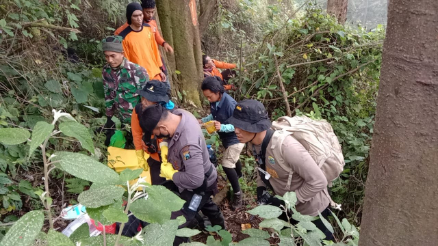 Kerangka manusia yang ditemukan di tengah hutan lindung milik Perhutani Wilayah Banyuwangi Barat akhirnya berhasil dievakuasi. Foto: Dok. Istimewa