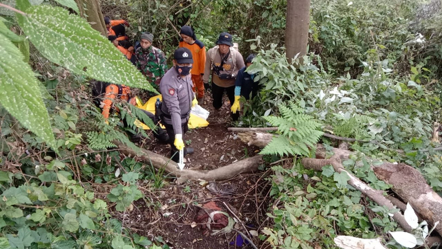 Kerangka manusia yang ditemukan di tengah hutan lindung milik Perhutani Wilayah Banyuwangi Barat akhirnya berhasil dievakuasi. Foto: Dok. Istimewa