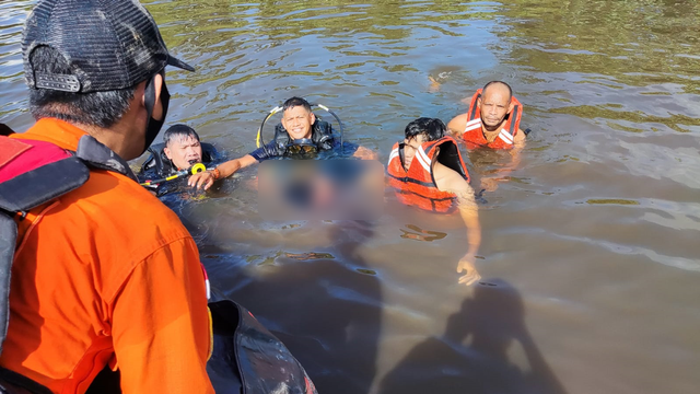 Korban ditemukan oleh tim penyelam. Foto: Istimewa.