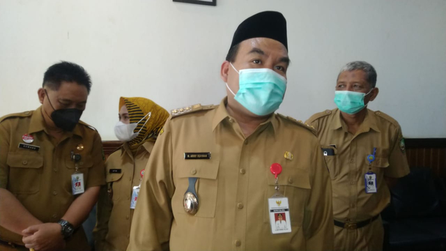 Bupati Blora Arief Rohman saat mengelar jumpa pers di Kantor Sekda Blora, Senin (06/09/2021). (foto: priyo/beritabojonegoro)