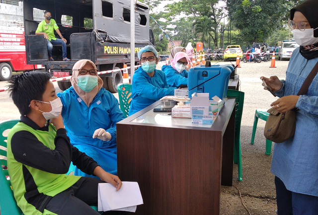 Vaksinasi di Mako Damkar Kota Jambi, para remaja juga menjadi peserta. (Foto: M Sobar Alfahri/Jambikita.id)