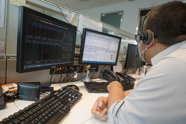 Karyawan mengamati pergerakan harga saham di Profindo Sekuritas, Jakarta, Senin (6/9). Foto: Iqbal Firdaus/kumparan