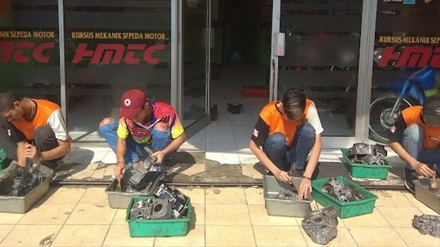 Empat siswa HMTC sedang praktik mekanik. Foto: Widi Erha Pradana