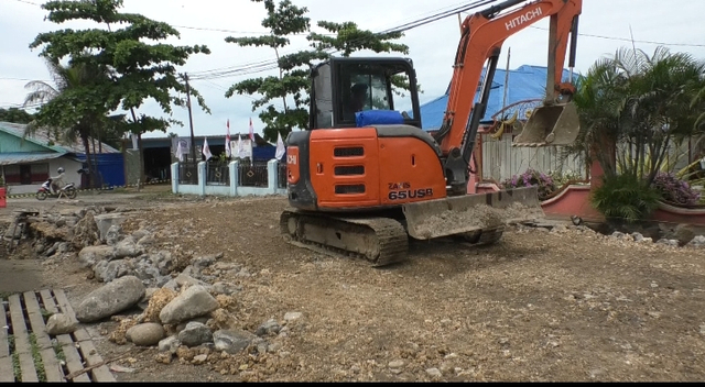 Tampak salah satu alat berat yang digunakan untuk perbaikan jalan