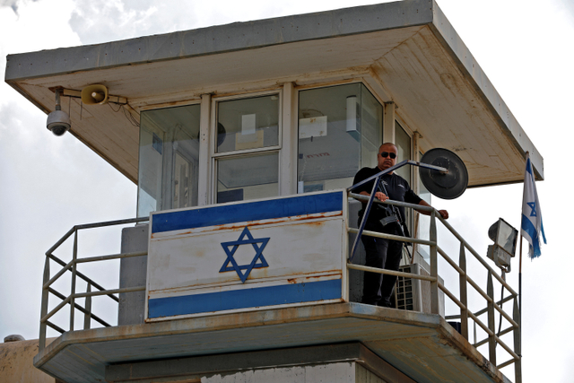 Polisi berjaga-jaga dari menara observasi di Penjara Gilboa, Israel utara.  Foto: JALAA MAREY / AFP