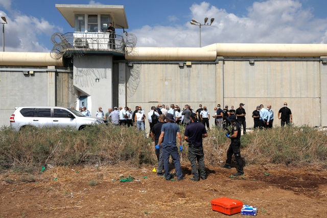 Polisi melihat lokasi napi kabur di Penjara Gilboa, Israel utara.  Foto: JALAA MAREY / AFP