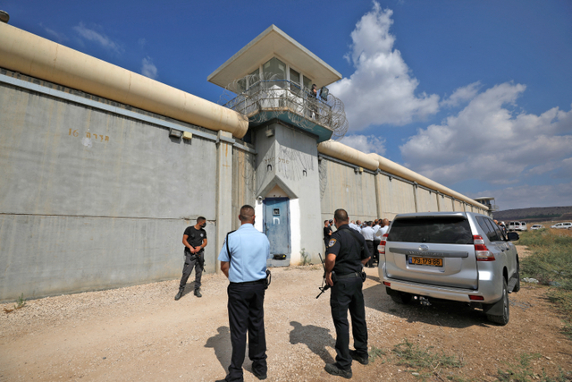 Polisi berjaga-jaga dari menara observasi di Penjara Gilboa, Israel utara.  Foto: JALAA MAREY / AFP