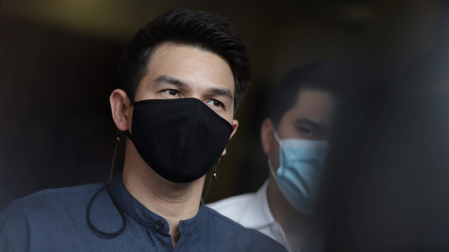 Artis sinetron Jonathan Frizzy alias Ijonk saat ditemui usai melaporkan istrinya Dhena Devanka di Polres Jakarta Selatan, Jakarta, Senin, (6/9). Foto: Ronny