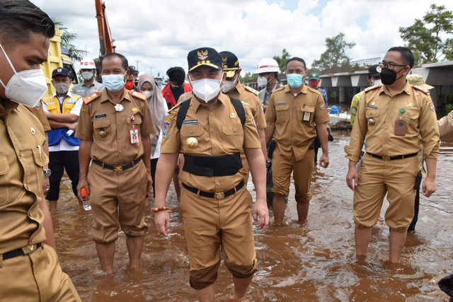 Gubernur Kalteng, Sugianto Sabran saat meninjau lokasi yang terendam banjir di Bukit Rawi, Jalan Trans Kalimantan. (FOTO: Dokumen MMC).