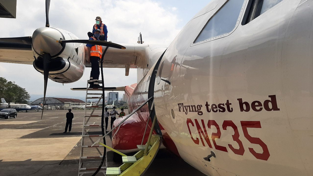 Pertamina dan PTDI Uji coba penggunaan bioavtur di pesawat CN235. Foto: Dok. PTDI
