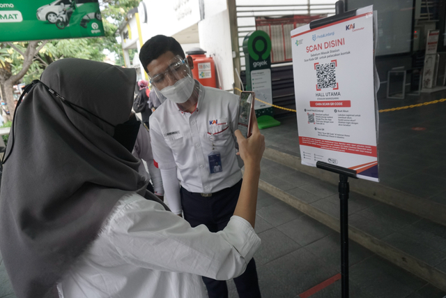 Penumpang melakukan scan barcode melalui aplikasi PeduliLindungi di Stasiun Manggarai, Jakarta, Senin (6/9).  Foto: Iqbal Firdaus/kumparan 