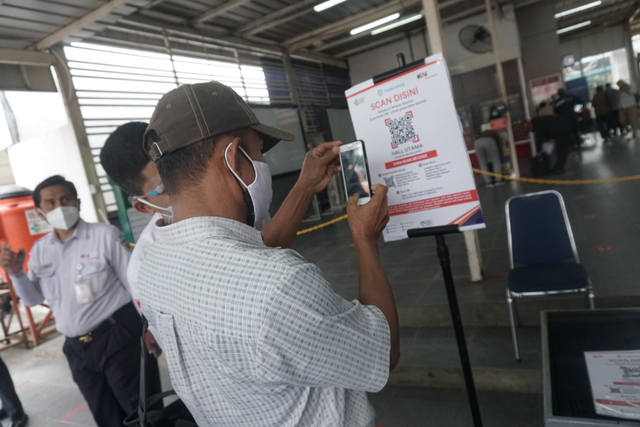 Penumpang melakukan scan barcode melalui aplikasi PeduliLindungi di Stasiun Manggarai, Jakarta, Senin (6/9). Foto: Iqbal Firdaus/kumparan 