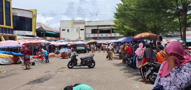 Suasana parkiran Pasar Higienis usai Disperindag Kota Ternate melakukan penertiban. Foto: Istimewa