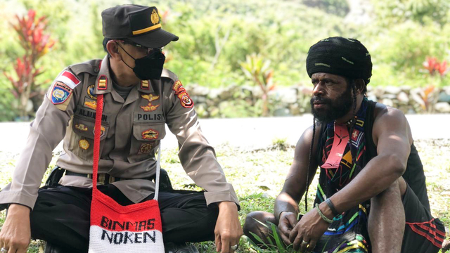 Boni Telenggen, mantan anggota KKB yang ikut menjaga kamtibmas di Puncak Jaya, Papua. (Dok Humas Polda Papua) 