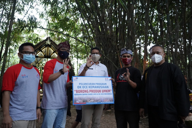 Foto : Sandiaga Uno bersama tim dari OK OCE Indonesia, OK OCE Kemanusiaan dan Dunia Bambu Sukabumi 