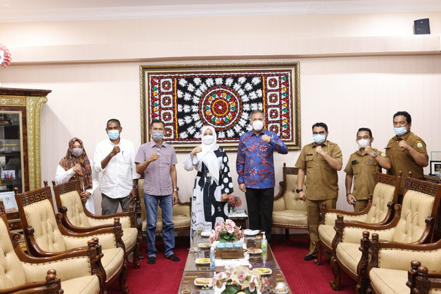 Gubernur Aceh Nova Iriansyah bersama Kadispora Aceh Dedy Yuswadi menerima kunjungan Ketua ISSI Aceh Darwati Agani beserta pengurus dalam rangka membahas Tour de Sabang, Senin (6/9). Foto: Dok. Humas Setda Aceh