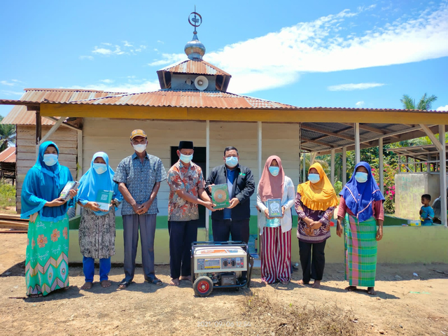 DD Waspada bersama Masyarakat Dusun Sidodadi, menyerahkan genset untuk kebutuhan Masjid di di wilayah tersebut. (Senin, 6/09/2021) Dok. Dompet Dhuafa Waspada