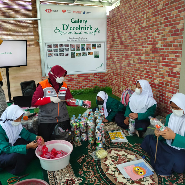Siswa-siswi SMP Juara wirautama Patrol belajar membuat kursi ecobrick di rumah desa berdaya Tegalurung Rumah Zakat pada Senin (6/9/2021). (Tomi Indra)