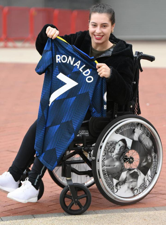 Penggemar Manchester United sangat senang mendapatkan jersi terbaru Cristiano Ronaldi. Foto: Zenpix
