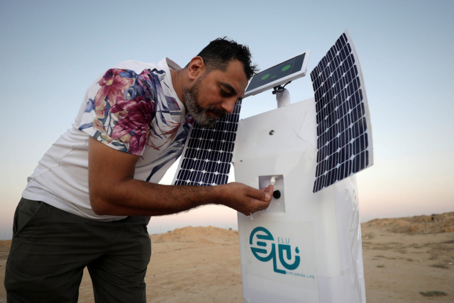 ELU, robot kendali jarak jauh yang dapat mengekstrak air dari udara di gurun Borg Al Arab, Alexandria, Mesir. Foto: Mohamed Abd El Ghany/REUTERS