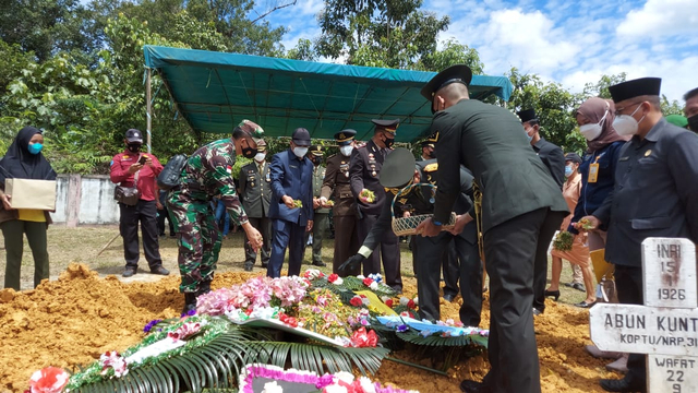 Jajaran Pemkab Sintang dan anggota TNI melakukan tabur bunga di makam Sertu (Anm) Ambrosius Apri Yudiman. (Foto: Dokumen Prokopim Sintang)