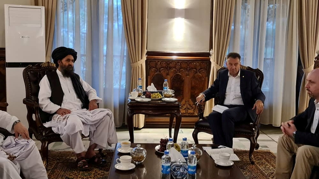 Kepala Kantor Politik Taliban, Mullah Baradar, bertemu dengan anggota Palang Merah di Kabul, Afghanistan, Senin (6/9). Foto: social media via REUTERS