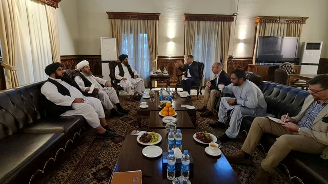 Wakil Kepala Kantor Politik Taliban, Abdul Salam Hanafi, bertemu dengan duta besar China di Kabul, Afghanistan, Senin (6/9). Foto: social media via REUTERS