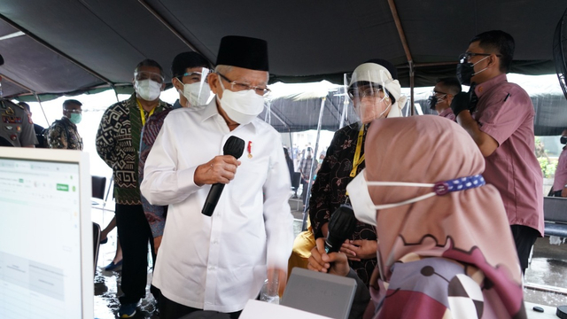 Wakil Presiden Ma'ruf Amin meninjau vaksinasi di Rumah sakit Khusus Gigi dan Mulut Fakultas Kedokteran Gigi Universitas Indonesia (RSKGM FKG UI). Foto: Setwapres