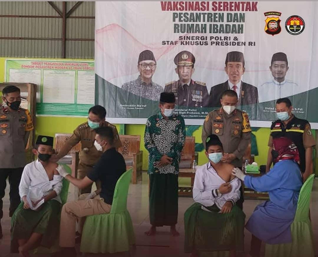 Pimpinan Pondok Pesantren Al-Iman Ustadz Syaiful Anam dan Kapolres Sintang AKBP Ventie Bernard Musak meninjau vaksinasi santri. Foto: Dok. Polsek Tebelian
