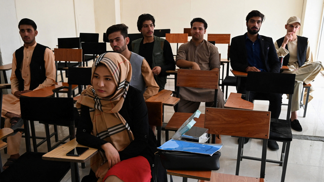 Siswa menghadiri kelas mereka setelah universitas swasta dibuka kembali di Kabul, Afghanistan, Senin (6/9). Foto: Aamir Qureshi/AFP
