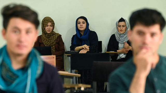 Siswa menghadiri kelas mereka setelah universitas swasta dibuka kembali di Kabul, Afghanistan, Senin (6/9/2021). Foto: Aamir Qureshi/AFP