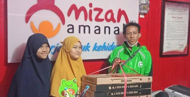 Driver ojol sumbangkan oderan fiktif Pizza ke Panti Asuhan di Gunung Guntur/IG:lintas_balikpapan