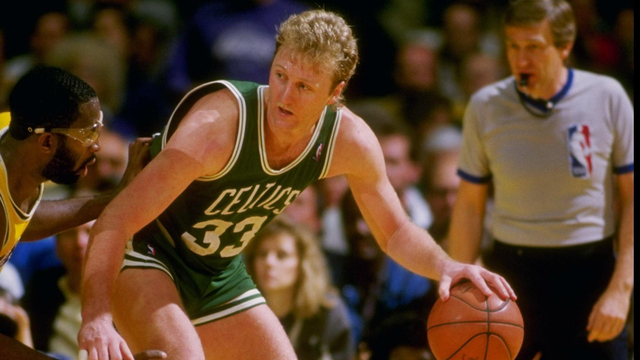 Larry Bird dari Boston Celtics beraksi melawan Los Angeles Lakers di Forum di Inglewood, California pada 1099. Foto: Rick Stewart /Allsport via Getty Images