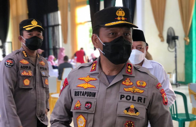 Kapolda Maluku Utara Irjen Pol Risyapudin Nursin didampingi Kabid Humas Kombes Pol Adip Rojikan. Foto: Samsul Hi Laijou/cermat