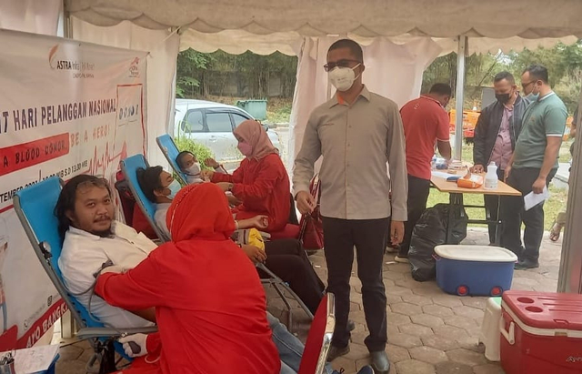 Pengguna jalan, donor darah di Tol Cipali Rest Area KM 130, untuk memenuhi kekurangan stok darah PMI Subang – Indramayu.(Juan)