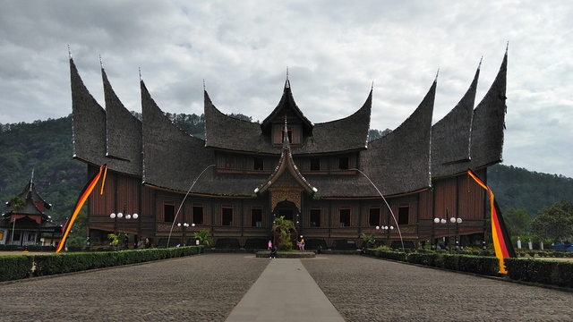 Salah satu contoh rumah adat di Indonesia. Foto: dok. https://pixabay.com/