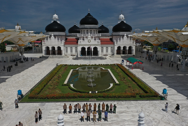 Vaksinasi Merdeka di halaman Masjid Raya Baiturrahman, Kota Banda Aceh, Aceh, digelar selama dua hari, 6-7 September 2021. Foto: Abdul Hadi/acehkini