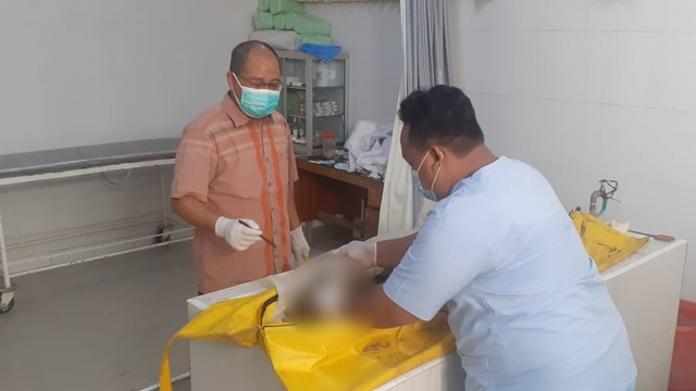 Tim forensik RSUD Blambangan Banyuwangi periksa kerangka manusia berselimut sarung. Foto: Dok. Istimewa