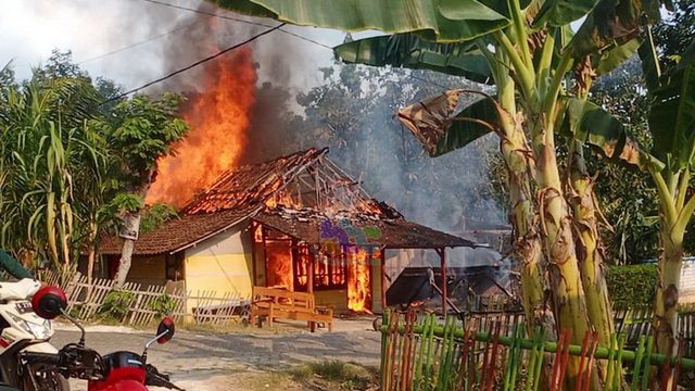 Kebakaran rumah di Desa Pacing, Kecamatan Sukosewu, Kabupaten Bojonegoro. Selasa (07/09/2021). (foto: istimewa)