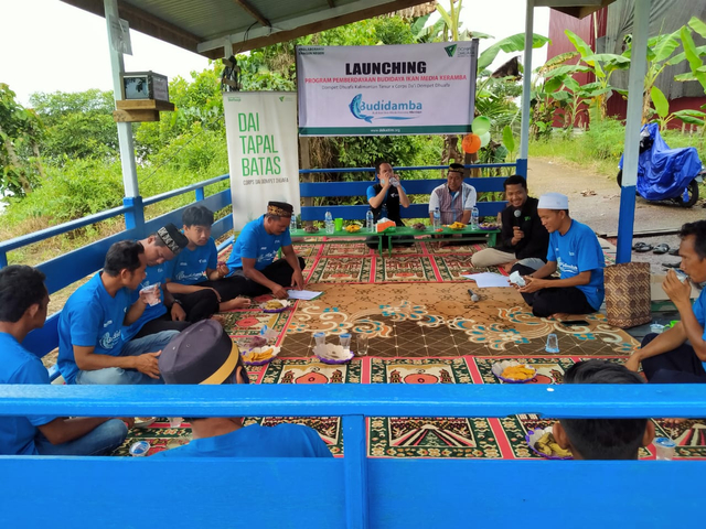 Dompet Dhuafa bersama Dai Pemberdaya, belasan relawan DDV Kaltim hingga aktivis SGI Kaltim, memberikan sejumlah program tebar senyum di pelosok Kutai Barat, Kalimantan Timur (Sabtu, 28/08). Dok. Dompet Dhuafa