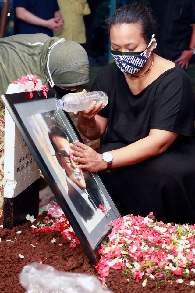 Sejumlah keluarga dan kerabat saat hadir di pemakaman musisi Koes Hendratmo di TPU Karet Bivak, Jakarta, Selasa, (7/9). Foto: Ronny