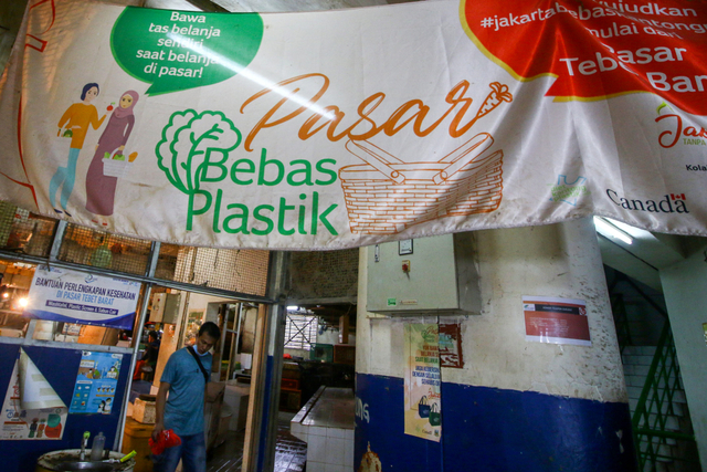 Spanduk informasi "Pasar Bebas Plastik" terpasang di Pasar Tebet Barat, Jakarta, Selasa (7/9/2021). Foto: Rivan Awal Lingga/Antara Foto